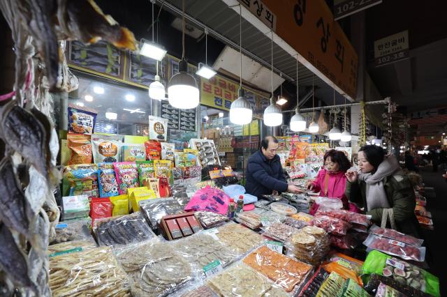 Dried seafood shop at Gwangjang Market AJP Han Jun-gu