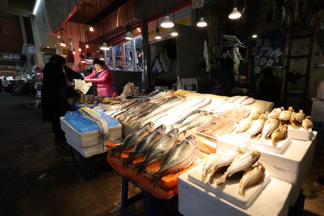 Seafood shop at Gwangjang Market AJP Han Jun-gu