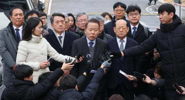 윤석열 대통령의 탄핵심판 첫 변론기일인 14일 오후 국회 측 법률대리인 공동 대표 김이수 전 헌법재판관가운데이 서울 종로구 헌법재판소 출석에 앞서 취재진 질문에 답변하고 있다 사진연합뉴스