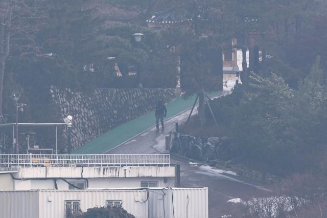 윤석열 대통령에 대한 체포영장 2차 집행이 임박했다는 전망이 나오는 가운데 14일 오전 서울 용산구 한남동 대통령 관저에서 경호처 소속으로 추정되는 직원이 경내를 순찰하고 있다 사진연합뉴스