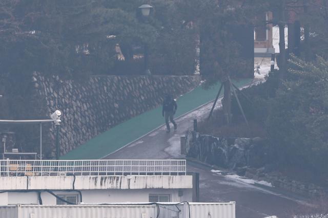 윤석열 대통령에 대한 체포영장 2차 집행이 임박했다는 전망이 나오는 가운데 14일 오전 서울 용산구 한남동 대통령 관저에서 경호처 직원으로 추정되는 직원이 경내를 순찰하고 있다 사진연합뉴스