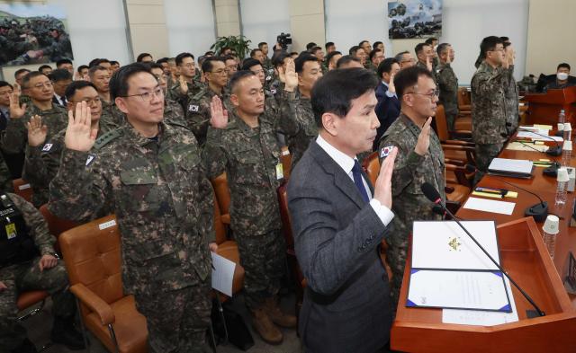 김선호 국방부 차관을 비롯한 군 관계자들이 14일 국회에서 열린 윤석열 정부의 비상계엄 선포를 통한 내란 혐의 진상규명 국정조사 특별위원회 전체 회의에 증인으로 출석해 증인 선서를 하고 있다 사진연합뉴스