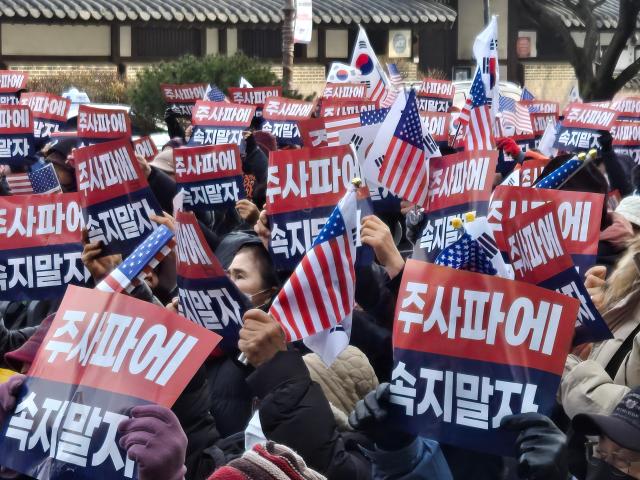 윤석열 대통령 탄핵심판 첫 변론이 열리는 14일 오전 서울 종로구 헌법재판소 인근에서 보수단체들이 탄핵 반대 시위를 하고 있다 사진남가언 기자