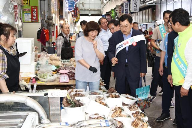 주낙영 경주시장이 추석 연휴를 앞둔 지난해 9월 성동시장을 찾아 전통시장 장보기 행사에 참여하고 있는 모습 사진경주시