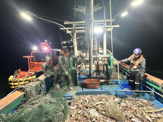 여수해경은 새우조망어선 A호를 허가구역이 아닌 곳에서 조업 중인 혐의로 적발했다고 밝혔다 사진여수해경