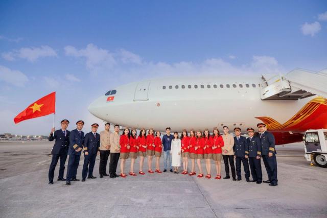 미국 마이애미 공항 내 비엣젯항공 비행기와 승무원 사진베트남통신사