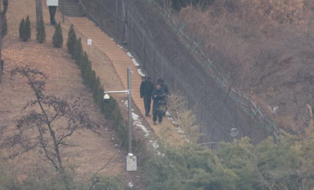 14일 서울 용산구 한남동 대통령 관저에서 경호 관계자들이 이동하고 있다 사진연합뉴스