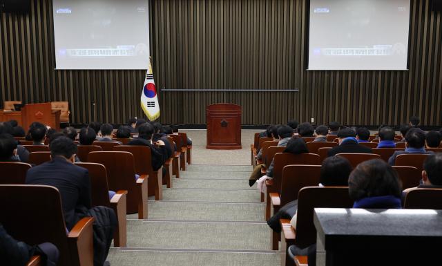 더불어민주당 의원들이 윤석열 대통령에 대한 2차 체포 영장 집행이 시작된 15일 국회에서 열린 긴급 의원총회에 앞서 관련 뉴스를 시청하고 있다 사진연합뉴스