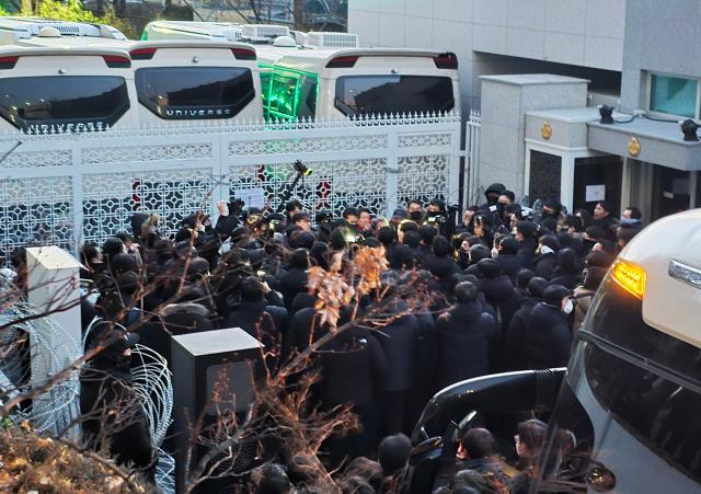 고위공직자범죄수사처공수처와 경찰이 윤석열 대통령에 대한 2차 체포영장 집행에 나선 15일 서울 용산구 한남동 대통령 관저 입구에서 경찰이 관저 진입을 시도하고 있다사진연합뉴스