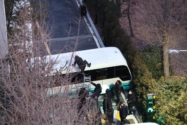 고위공직자범죄수사처공수처와 경찰이 윤석열 대통령에 대한 2차 체포영장 집행에 나선 15일 서울 용산구 한남동 대통령 관저 입구에서 경찰이 사다리로 차벽을 넘고 있다사진연합뉴스