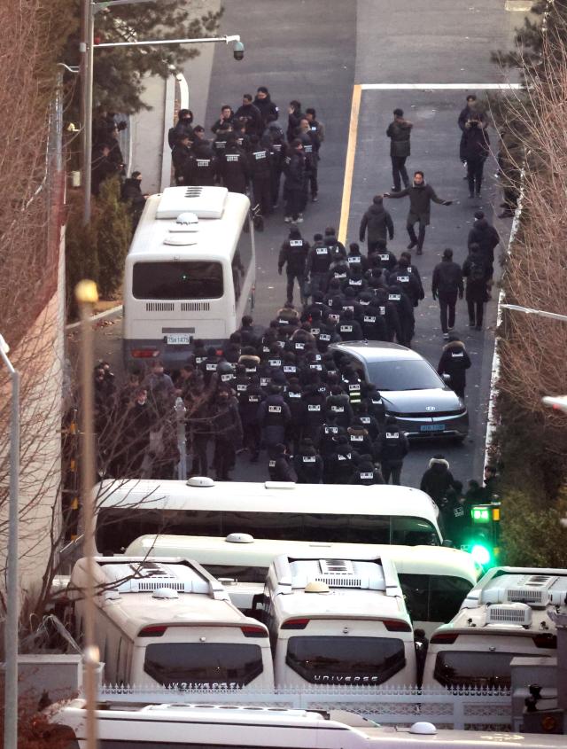 고위공직자범죄수사처공수처와 경찰이 윤석열 대통령에 대한 2차 체포영장 집행에 나선 15일 용산구 한남동 대통령 관저에서 경찰 병력이 진입하고 있다사진연합뉴스