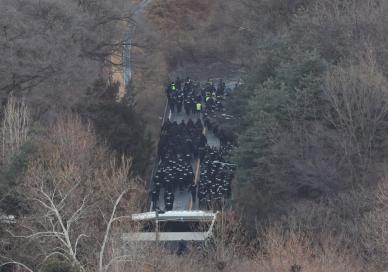 공수처, 3차 저지선 도달…경호처와 물리적 충돌 아직 없어