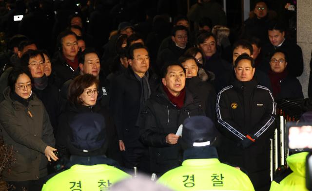 고위공직자범죄수사처공수처와 경찰이 윤석열 대통령에 대한 2차 체포영장 집행에 나선 15일 서울 용산구 한남동 대통령 관저 입구에서 국민의힘 김기현 의원이 입장발표를 하고 있다 yonhap