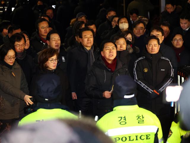 고위공직자범죄수사처공수처와 경찰이 윤석열 대통령에 대한 2차 체포영장 집행에 나선 15일 서울 용산구 한남동 대통령 관저 입구에서 국민의힘 김기현 의원이 입장발표를 하고 있다 사진연합뉴스