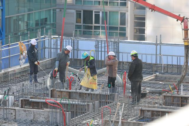 서울 한 재건축 현장에서 인부들이 콘크리트 타설 작업을 하고 있다 사진유대길 기자