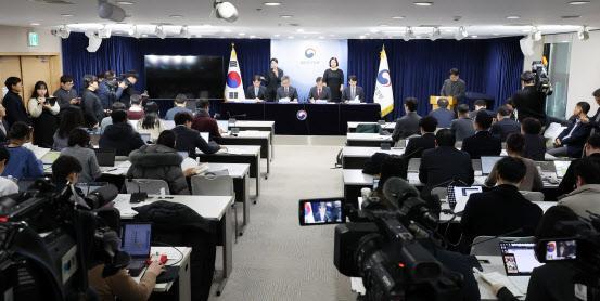 정영준 행정안전부 기획조정실장왼쪽부터 김석우 법무부 차관 김태규 방송통신위원회 부위원장 박종민 국민권익위원회 부위원장이 13일 서울 종로구 정부서울청사에서 2025년 주요현안 해법회의 사전브리핑을 하고 있다 사진연합뉴스