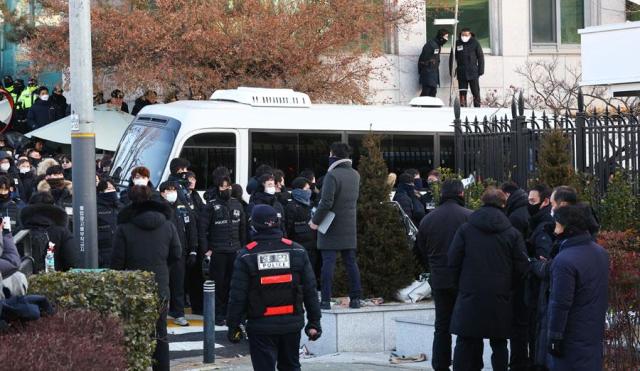 Police officers try to enter the official residence of President Yoon Suk Yeol in Hannam-dong Seoul on Jan 15 2025 Yonhap