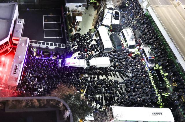 고위공직자범죄수사처공수처와 경찰이 윤석열 대통령에 대한 2차 체포영장 집행에 나선 15일 서울 용산구 한남동 대통령 관저 입구에서 경찰이 관저 진입을 시도하고 있다사진연합뉴스