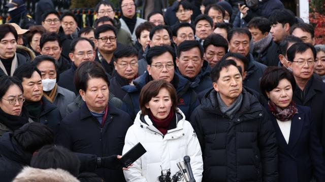 나경원 국민의힘 의원을 비롯한 의원들이 6일 오후 서울 용산구 대통령 관저 앞에서 입장발표를 하고 있다 사진연합뉴스