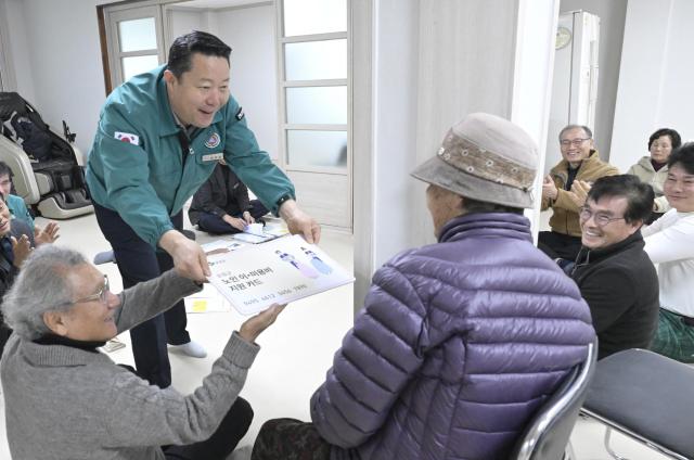 최영일 순창군수가 지역 어르신에게 이·미용비 지원 카드를 건네주고 있다사진순창군