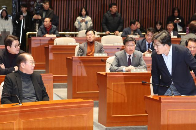 권영세 국민의힘 비상대책위원장과 권성동 원내대표가 15일 서울 여의도 국회에서 열린 비상 의원총회에서 대화하고 있다 사진연합뉴스