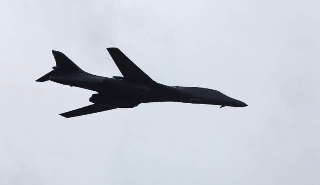 韓日米、空中訓練施行…米B-1B戦略爆撃機展開