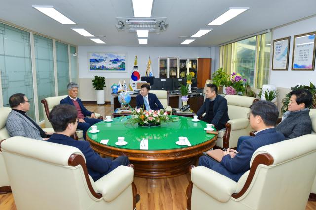 여수언론인협회가 ‘2025 희망나눔 캠페인’에 성금 100만 원을 기탁하고 여수시장과 함께 차담을 가지고 있다 사진박기현 기자