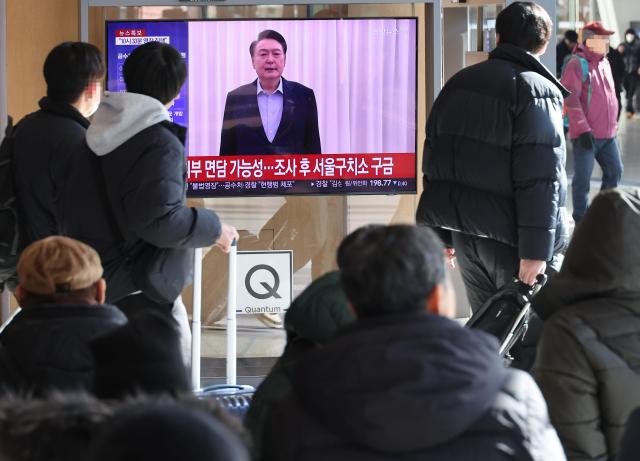 고위공직자범죄수사처공수처와 경찰이 윤석열 대통령에 대한 2차 체포영장 집행에 나선 15일 오전 서울역에서 시민들이 관련 뉴스를 보고 있다사진연합뉴스