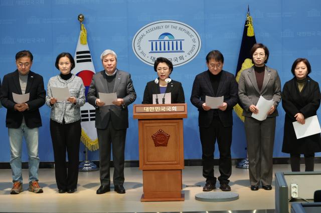 김선민 조국혁신당 당 대표 권한대행을 비롯한 의원들이 5일 오전 서울 여의도 국회 소통관에서 국민의힘에 대한 위헌정당해산 심판 청구를 정부에 촉구하는 기자회견을 하고 있다 사진연합뉴스