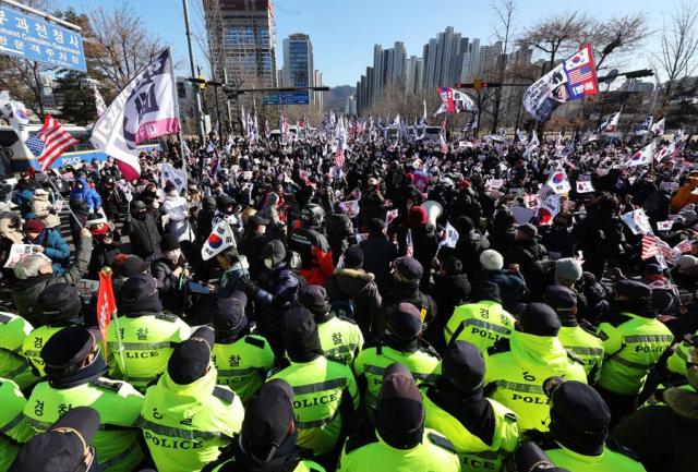 Police officers confront with President Yoon Suk Yeols diehard supports in Gwacheon Gyeonggi Province on Jan 15 2025 Yonhap