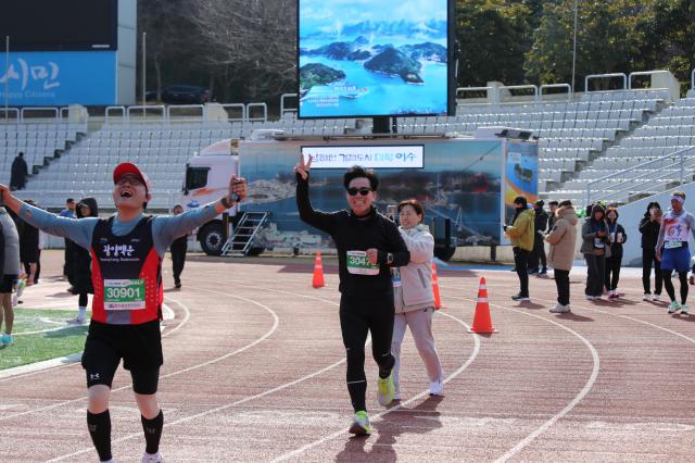  제19회 여수해양마라톤 대회에서 하프코스 참가자가 완주를 하고 기쁨을 표하고 있다 사진박기현 기자