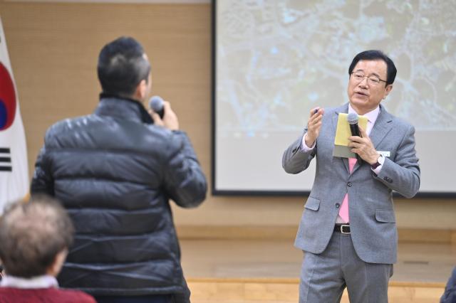 이현재 하남시장이 15일 덕풍3동 행정복지센터에서 열린 덕풍3동 주민과의 대화에서 주민의 질의에 답변하고 있다 사진하남시