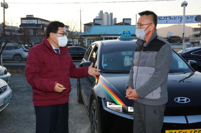 주낙영 경주시장이 택시를 타고 무료택시 사업 현황을 둘러보고 있다 사진경주시