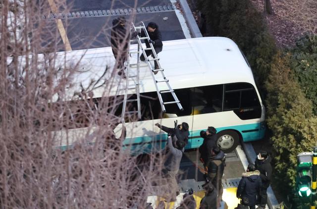 고위공직자범죄수사처와 경찰이 윤석열 대통령에 대한 2차 체포영장 집행에 나선 15일 서울 용산구 한남동 대통령 관저 입구에서 경찰이 차벽을 넘기 위해 사다리를 설치하고 있다 사진연합뉴스