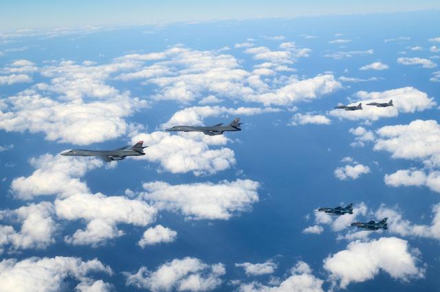 15일 한반도 인근 공해상공에서 훈련 중인 대한민국 공군 F-15K 2대와 일본 항공자위대 F-2 2대 미국 B-1B 랜서 2대 사진미 7공군
