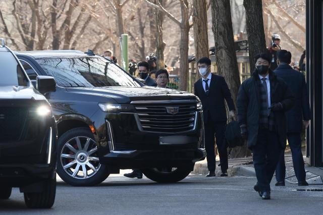 공수처 도착한 윤석열 대통령 차량
    과천연합뉴스 황광모 기자  내란 우두머리와 직권남용 권리행사 방해 혐의를 받는 윤석열 대통령을 태운 차량이 15일 경기 과천시 정부과천청사 내 고위공직자범죄수사처에 도착하고 있다 2025115 공동취재
    hkmpoohynacokr2025-01-15 115138
저작권자 ⓒ ㈜연합뉴스 무단 전재 재배포 금지 AI 학습 및 활용 금지저작권자 ⓒ ㈜연합뉴스 무단 전재 재배포 금지 AI 학습 및 활용 금지