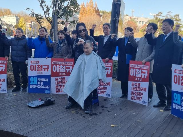 더불어민주당 동해 태백 삼척 정선 지역위원회 이정훈 위원장이 윤석열의 탄핵을 위한 삭발식을 거행하고 있다 사진이동원 기자