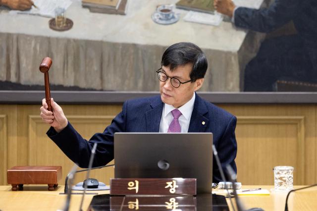 이창용 한국은행 총재가 16일 오전 서울 중구 한국은행에서 열린 금융통화위원회에서 의사봉을 두드리고 있다 사진사진공동취재단