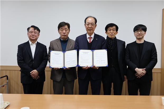 김오연 한국경영기술지도사회 회장중앙과 임규철 동국대학교 법무대학원장좌측 2번째이 관계자들과 함께 중소기업 경영컨설팅 법률 융합 지원을 위한 업무협약 기념촬영을 하고 있다 사진한국경영기술지도사회