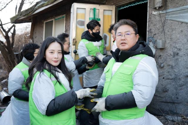 정종표 DB손해보험 사장오른쪽이 지난 11일 서울 강남구 구룡마을 일대에서 DB손해보험 임직원과 가족들로 구성된 ‘프로미 봉사단’과 함께 사랑의 연탄나눔 봉사활동에 참여하고 있다 사진DB손해보험