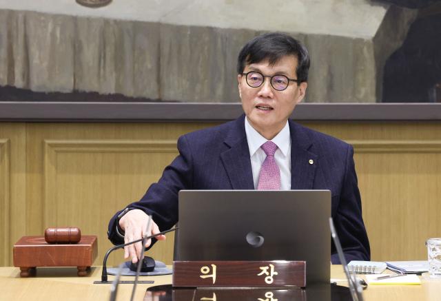 이창용 한국은행 총재가 16일 오전 서울 중구 한국은행에서 열린 금융통화위원회에서 위원들과 인사하고 있다 사진공동취재단