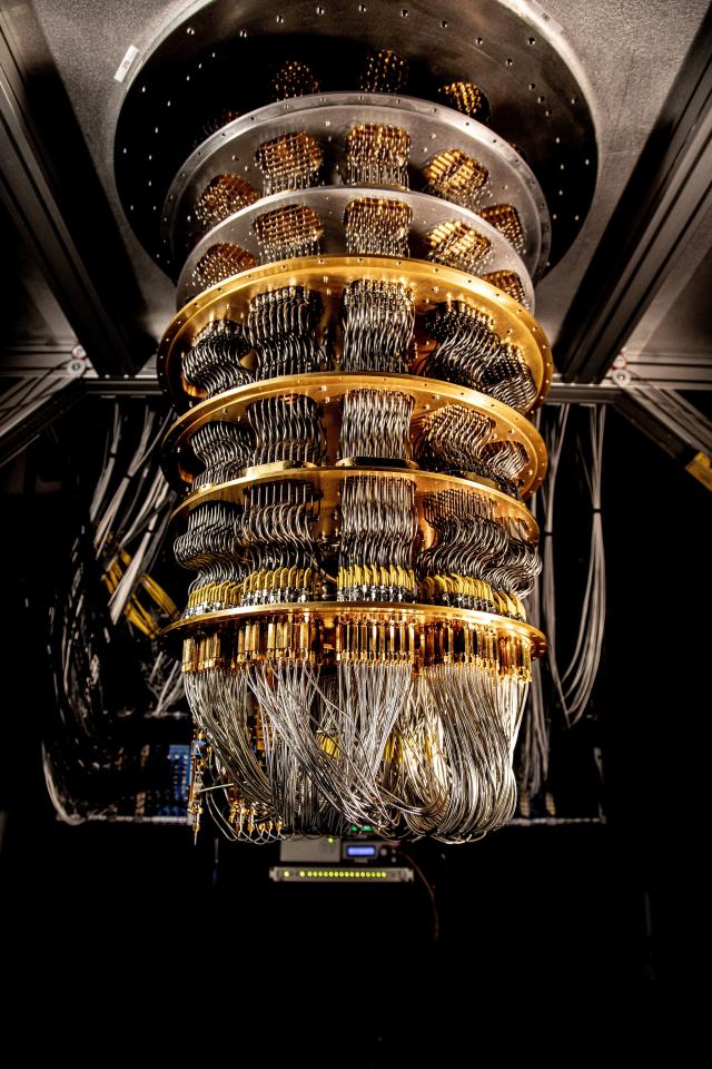 A cryostat refrigerator for cooling quantum computing chips is displayed at Google's Quantum AI lab in Santa Barbara, California, U.S. Reuters-Yonhap