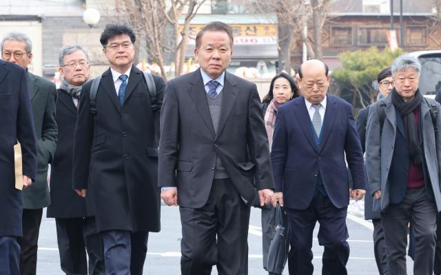 윤석열 대통령의 탄핵심판 첫 변론기일인 14일 오후 국회 측 법률대리인 공동 대표 김이수 전 헌법재판관 송두환 전 인권위원장 최기상 민주당 의원이 서울 종로구 헌법재판소에 출석하고 있다 2025114 사진연합뉴스