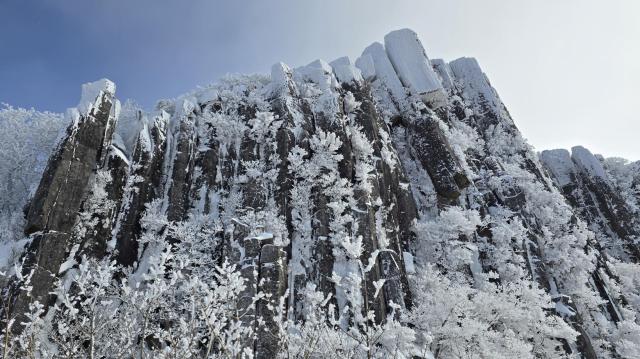 A snowy scene unfolds around Seoseokdae in Gwangju Mudeungsan National Park on 11 jan YONHAP
 지난 11일 광주 무등산국립공원 서석대 일원에 설경이 펼쳐져 있다 