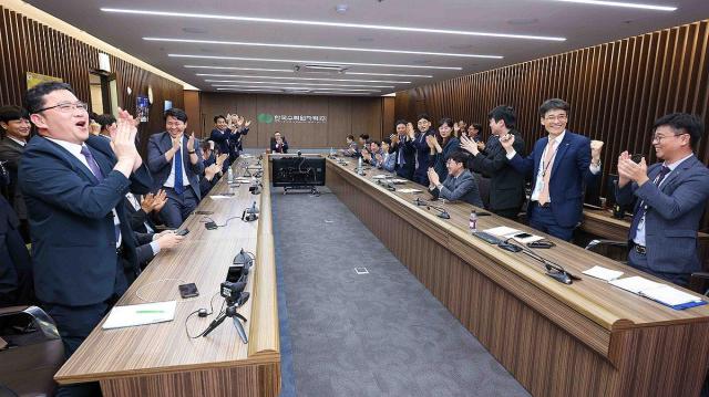 황주호 한국수력원자력 사장과 직원들이 17일 밤 한국수력원자력이 체코 원전 우선협상대상자로 선정됐다는 현지 발표 소식이 전해지자 환호하고 있다사진산업통상자원부