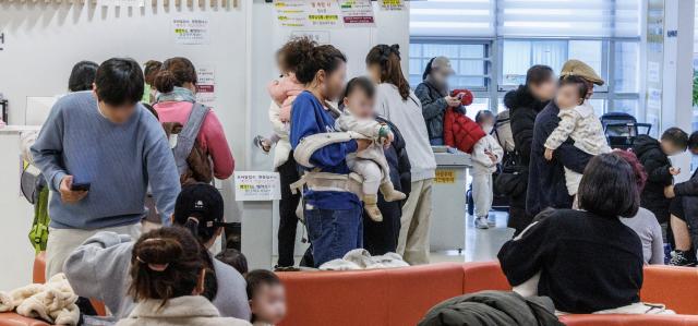 지난 1월 6일 오후 서울 성북구의 한 어린이 전문병원이 진료를 보려는 환자와 보호자들로 붐비고 있다 사진연합뉴스