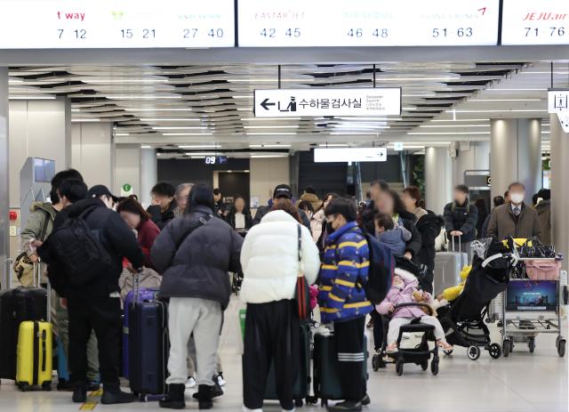 김포공항이 연휴를 앞둔 여행객들로 북적이고 있다 사진연합뉴스