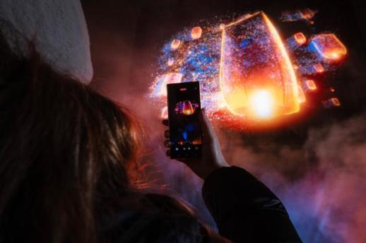 Samsung teases Galaxy S25 with dazzling London hologram