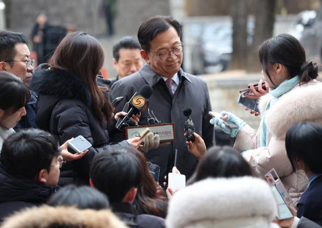 윤석열 대통령이 체포적부심사에 불출석한 16일 오후 서울 서초구 중앙지방법원에서 윤석열 대통령 측 석동현 변호사가 취재진의 질문에 답하고 있다사진연합뉴스