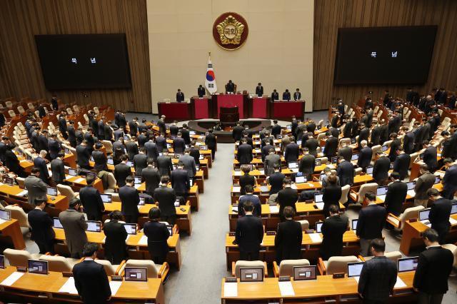 지난달 31일 국회 본회의에서 우원식 국회의장을 비롯한 의원들이 제주항공 여객기 참사 희생자를 추모하며 묵념하고 있다 사진연합뉴스